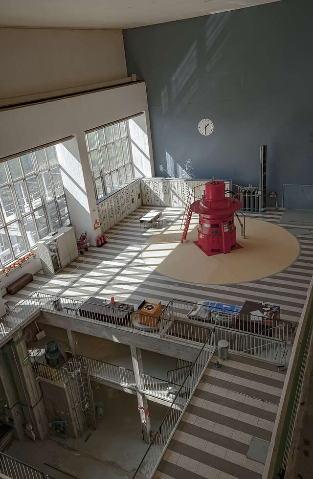 Image from the machine hall with bright red machinery.