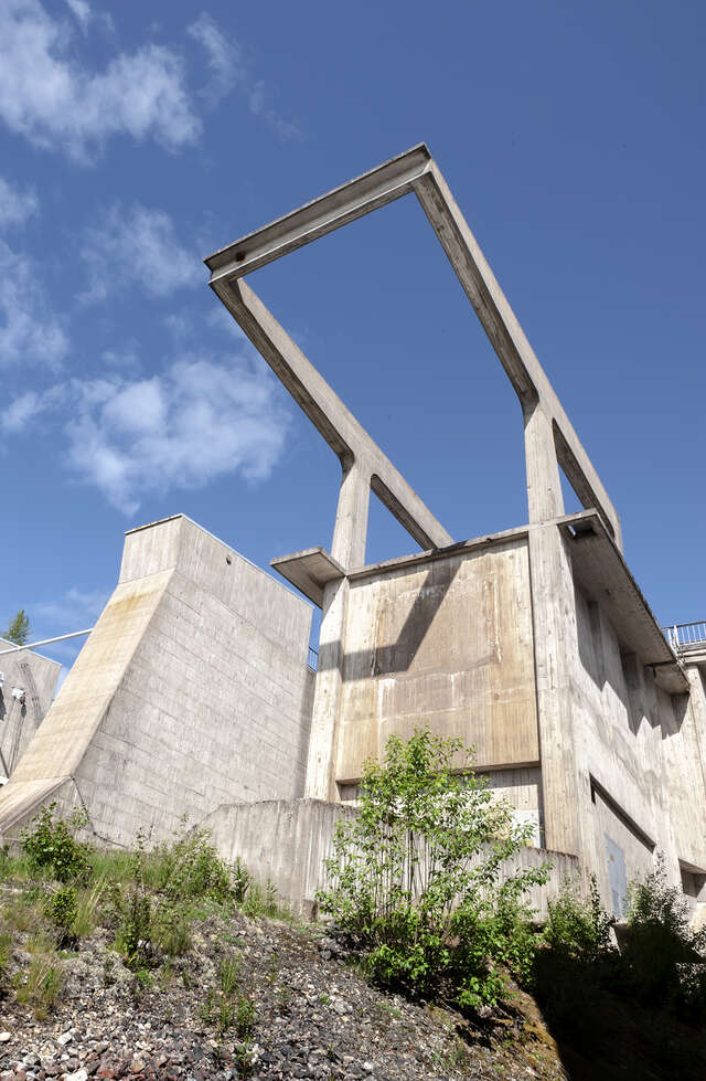 Photo captured from the base of the log crane, showing the magnitude and majestic character of the log crane.