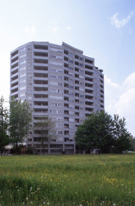 Main facade, Schönbühl Apartment House and Commercial Centre