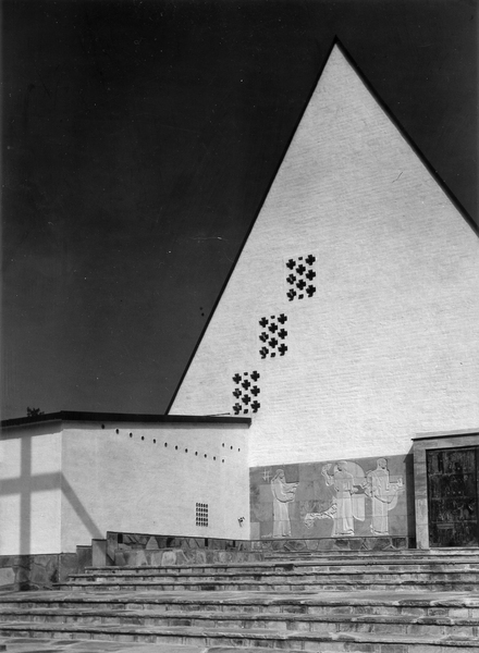 Gable of the larger chapel, with a wall relief by Jussi Vikainen, Honkanummi Funerary Chapel