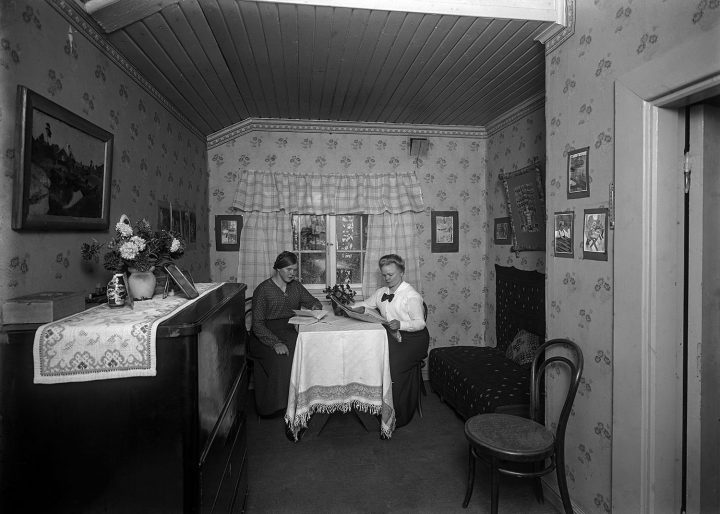 Ainola staff, nanny Aino Kari and cook Helmi Vainikainen photographed in their room in 1915, Aino and Jean Sibelius’ Ainola