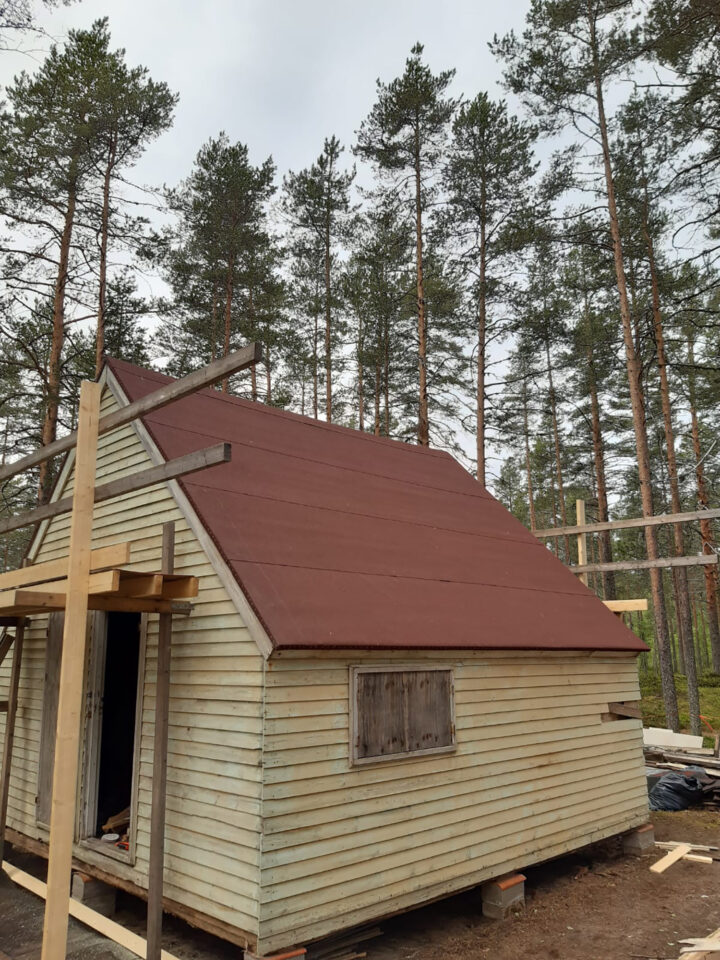 Kallela cottage's new roofing under construction in 2021, Ärjänsaari Holiday Cottages