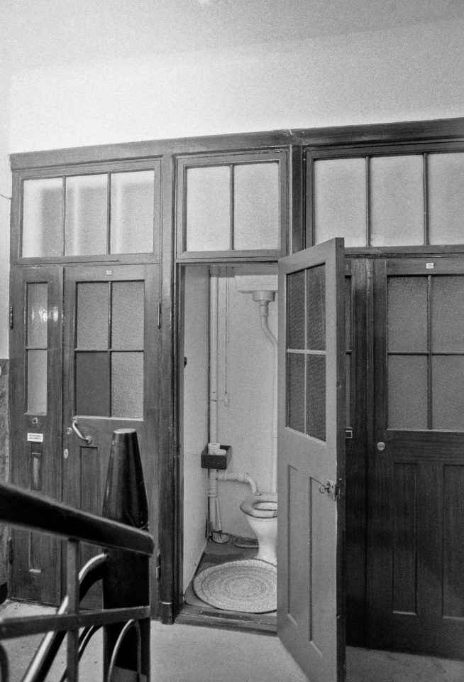 Original common bathroom in the staircase photographed in 1979, before the refurbishment, Ihantola