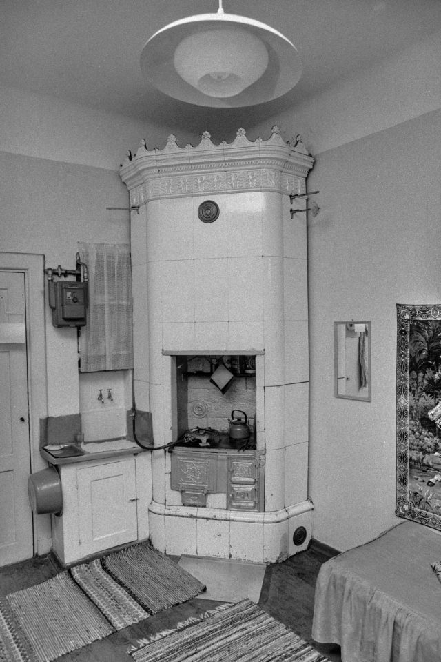 Original kitchen of a single-room apartent photographed in 1979, before the refurbishment, Ihantola