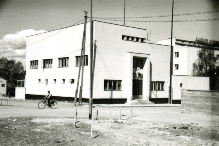 View in 1950s. In the background  the printing house of Kainuun Sanomat from 1940, Kajaani Police Station