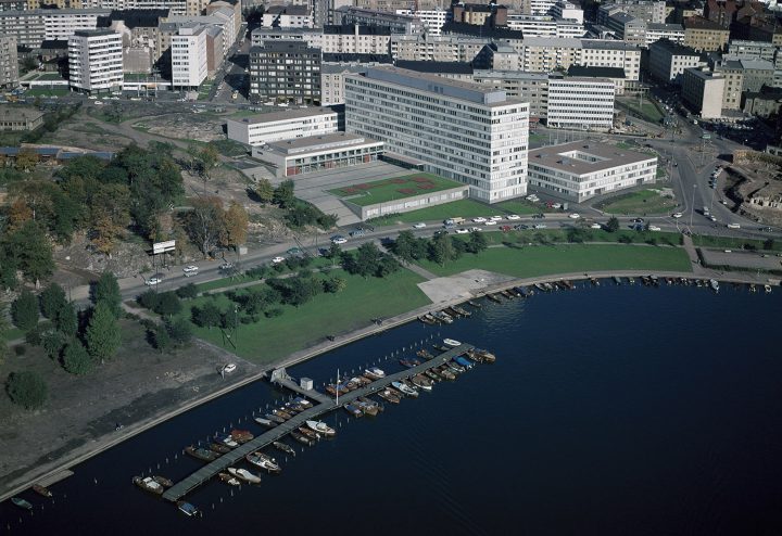 Kallio Municipal Officies in the middle with Helsinki City Theatre and Circle House, aerial view from 1973, Kallio Municipal Office Building