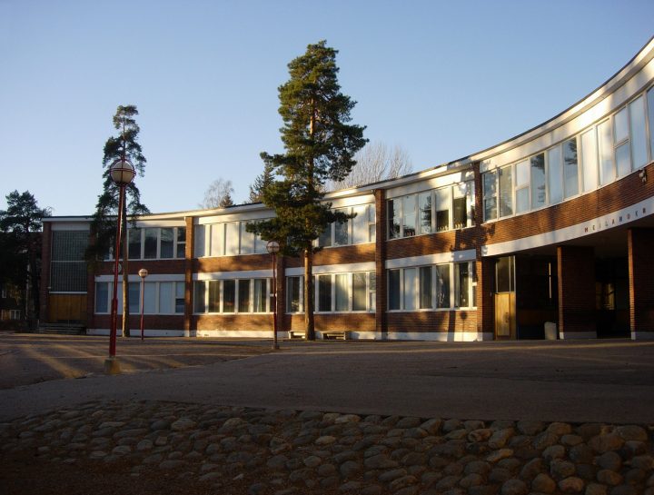Schoolyard and the main façade, Meilahti Primary School