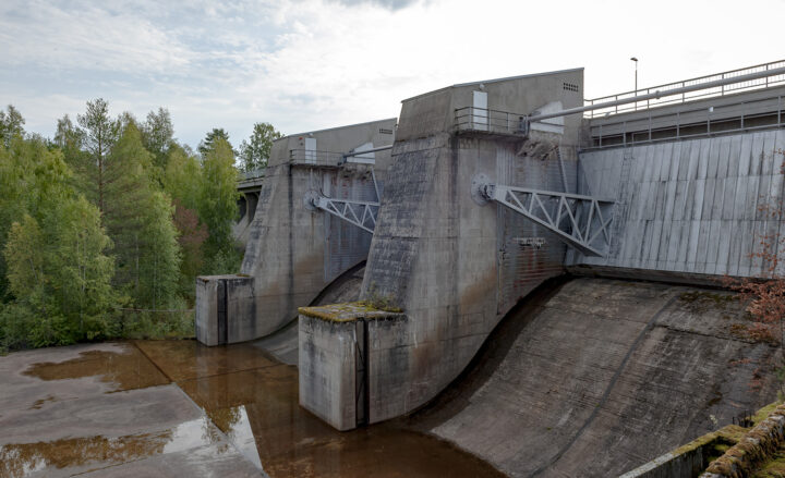 Spillway openings and radial gates, Pälli Hydropower Plant