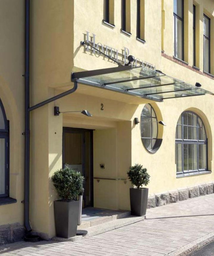 Main entrance of the hotel, Regatta Hotel and Housing