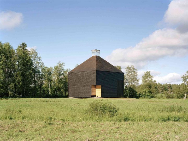 Church is located in the middle of a grassfield, Kärsämäki Shingle Church