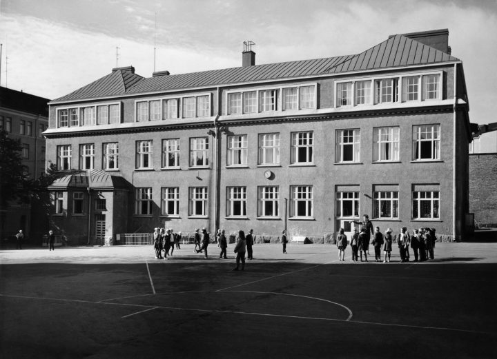 The schoolyard photographed in 1965, Tehtaankatu School