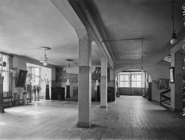 The hallway of the school photographed in 1913, Tehtaankatu School