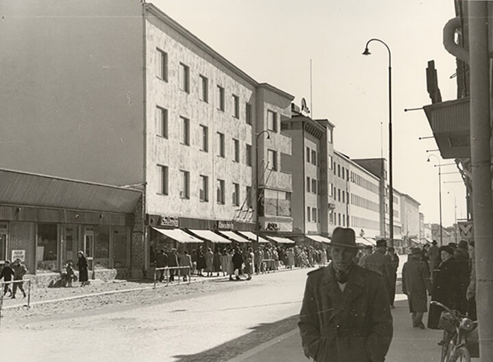 From left: Kauppakatu 17, Kauppakatu 15, House Ipat, Restaurant Seurahuone and Säästöpankki Bank, Kauppakatu Functionalist Building Block