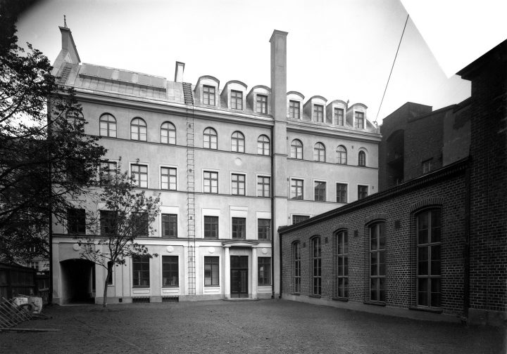 View from the courtyard in 1926, House of Learned Societies