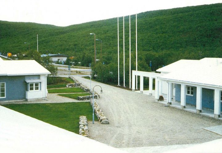 View of the courtyard, Utsjoki Government Offices (Ohcejoga Gielddadallu)