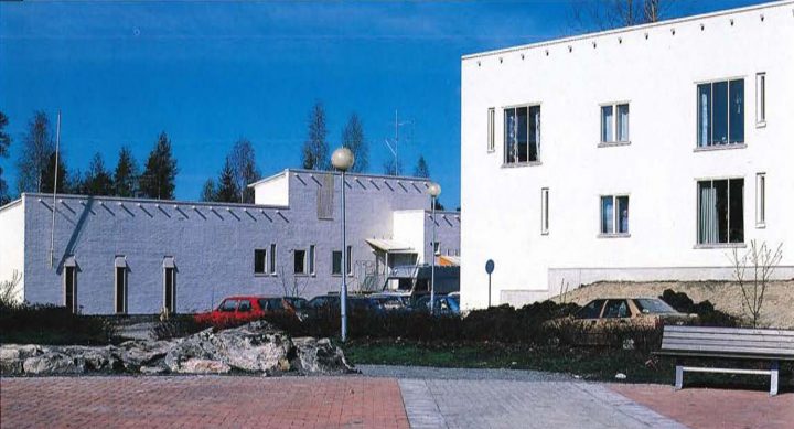 View of the yard, daycare centre on the left, Maunolanmäki Daycare Centre and Huuhkajankuja Housing Block