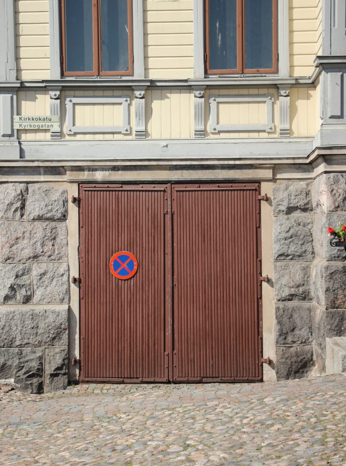 Street entrance to the fire pump, Porvoo Voluntary Fire Brigade House
