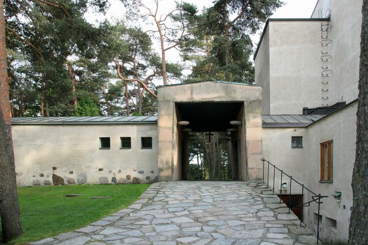 Gateway between the chapel and the mortuary, Resurrection Chapel