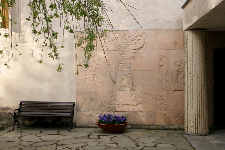 Relief at the entrance by Jussi Vikainen (1907–1992), Resurrection Chapel